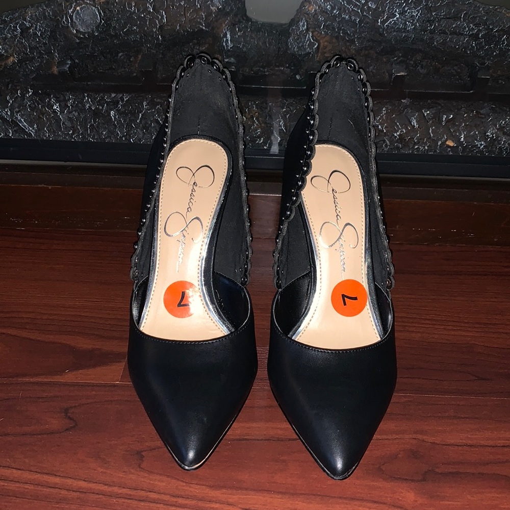 Black pumps
